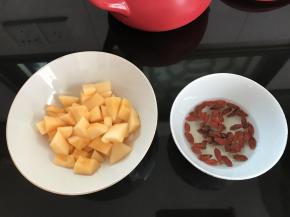 2、甜瓜去皮切小块，枸杞泡洗干净。