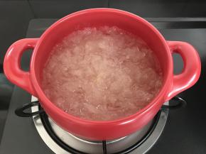 3、砂锅中放入银耳。