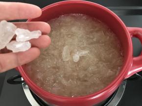 4、煮开后依个人口味加入适量冰糖。（银耳已提前炖好，所以煮开即可）