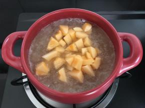 5、再加入切成小块甜瓜。