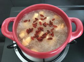 6、最后再加入枸杞，煮开后即可离火。