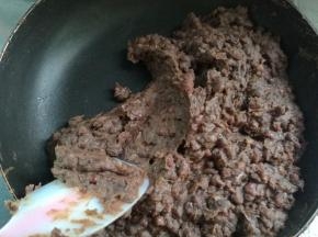 全程小火，及时翻炒防止糊锅。炒干水分，能够大约成团就可以了。豆馅热的时候还是湿粘的，冷了以后就会变干成团了。