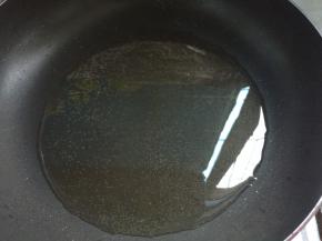 不粘锅烧干水分，放玉米油70克。