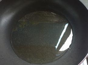 不粘锅烧干水分，放玉米油70克。