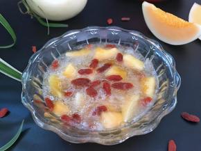 7、银耳能滋阴润肺，增强人体免疫力，枸杞具有补肾养肝、润肺明目等功效，香瓜中抗氧化性物质含量极高，具有清热祛暑的作用，所以这是一道非常适合夏令时节的养生甜羹。