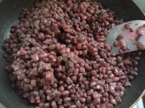 稍微加热，小火，放入煮好的豆子，翻炒。