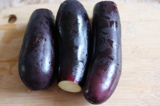 茄子用细盐搓洗干净表皮。