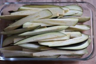 切成细长条，放入耐高温玻璃烤盘。