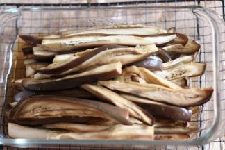 蒸熟的茄子，取出来凉透。蒸出来的茄子水不要倒掉，留用。