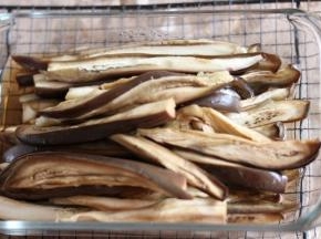 蒸熟的茄子，取出来凉透。蒸出来的茄子水不要倒掉，留用。