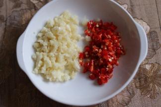 准备好蒜末，小米椒末。