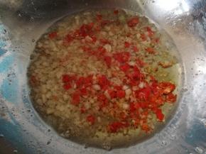 燃气灶上做锅，放入花生油，烧六成热倒入蒜末，小米椒末翻炒。