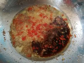 加入细砂糖、胡椒粉、生抽，继续翻炒，炒出香味。