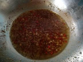 倒入蒸茄子的水，放入少许盐，翻炒一下，水多话大火收干一点。