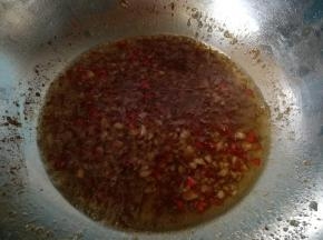 倒入蒸茄子的水，放入少许盐，翻炒一下，水多话大火收干一点。