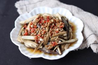 茄子条另外放一盘，把炒好的调料浇在茄子条上。