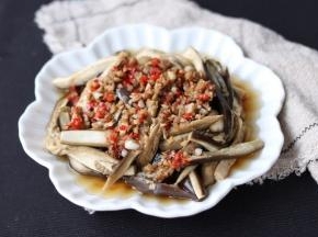 茄子条另外放一盘，把炒好的调料浇在茄子条上。