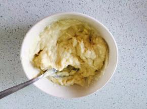 榴莲肉和奶油奶酪搅拌均匀