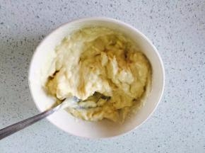 榴莲肉和奶油奶酪搅拌均匀