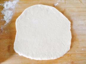 发酵好的面团，擀成比披萨盘大一圈的面饼