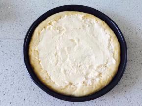 在铺上榴莲肉拌的奶油奶酪泥