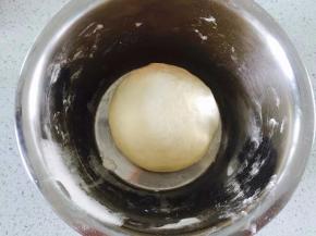 将面粉，盐，糖，酵母粉放进盆里搅拌，再将油和水放一起搅拌。开始和面，揉至表面光