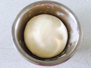 然后将面团放到盆子里，表面粘点水，保鲜膜封住发酵至大约两倍大