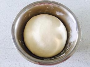 然后将面团放到盆子里，表面粘点水，保鲜膜封住发酵至大约两倍大
