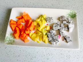 木瓜，芒果和火龙果用烤箱烤出水分