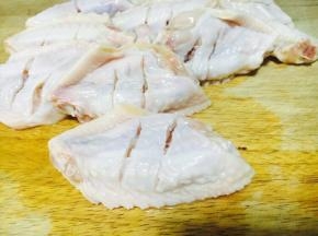 在鸡翅的背面滑两道（刀），目的是以便入味。
在清水中浸泡半个小时，以便泡出血水。