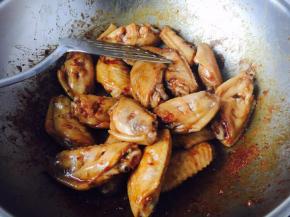 倒入焯过水的鸡翅迅速翻炒，让糖色均匀的裹上鸡翅。