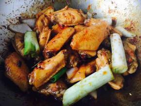 随后放入调味料生抽半碗、米酒半碗，1勺番茄酱，2滴白醋，翻炒均匀，盖上锅盖，大火煮开，转小火炖20分钟。
注意，在炖制过程中请不要开锅盖，保持一定的密封性。