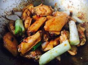 随后放入调味料生抽半碗、米酒半碗，1勺番茄酱，2滴白醋，翻炒均匀，盖上锅盖，大火煮开，转小火炖20分钟。
注意，在炖制过程中请不要开锅盖，保持一定的密封性。