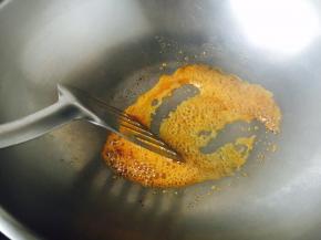 这是滑动铲子后消泡的状态
当再产生气泡时，还是用铲子滑动，打散气泡，这样重复3次，糖色就变成琥珀色了。