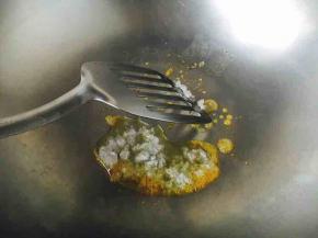 这是冰糖在融化中
可用铲子压一压冰糖并翻动冰糖，加速冰糖融化。