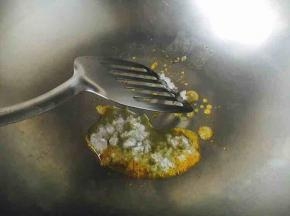 这是冰糖在融化中
可用铲子压一压冰糖并翻动冰糖，加速冰糖融化。