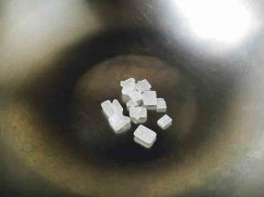 开始炒糖色
锅热了以后改用中火，把冰糖放入锅中。
一般炒色用油炒或者用水来炒，我们既不用油也不用水，我们是直接炒。
这就是无油炒糖色法。