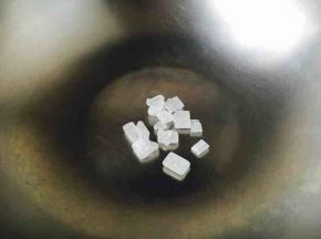 开始炒糖色
锅热了以后改用中火，把冰糖放入锅中。
一般炒色用油炒或者用水来炒，我们既不用油也不用水，我们是直接炒。
这就是无油炒糖色法。