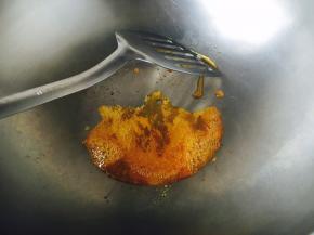 刚开始融化后的状态如图中中间部分，图中左右两边已经产生气泡，当中间部分也产生气泡后用铲子迅速滑动，