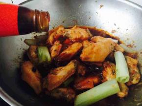 小火炖了20分钟后，打开锅盖，你会发现锅里的汤汁变多，我们需要收汁，把火调到大火。
放入1勺的蚝油后翻炒均匀，要不停的翻炒，以免糊锅。
放蚝油，一是为了提鲜，二是加速收汁。