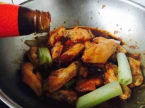 小火炖了20分钟后，打开锅盖，你会发现锅里的汤汁变多，我们需要收汁，把火调到大火。
放入1勺的蚝油后翻炒均匀，要不停的翻炒，以免糊锅。
放蚝油，一是为了提鲜，二是加速收汁。