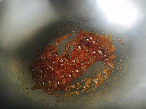 当变成琥珀色的糖色时需要把火调到最小火，以免糖色过重或者糊了。