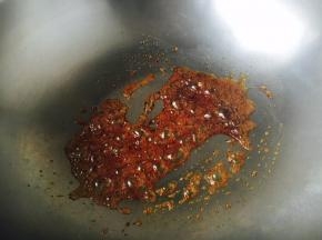 当变成琥珀色的糖色时需要把火调到最小火，以免糖色过重或者糊了。
