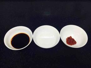 准备调味料，生抽60g、米酒60g、番茄酱1勺，蚝油1勺。