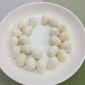 剥完皮的鹌鹑蛋沥干水分