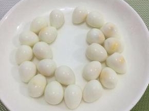 剥完皮的鹌鹑蛋沥干水分