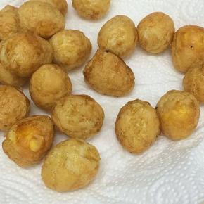 然后捞出，放在厨房纸巾上，吸一下多余的油