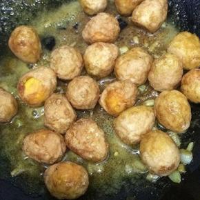 最后放入炸好的鹌鹑蛋均匀的裹上咖喱汁