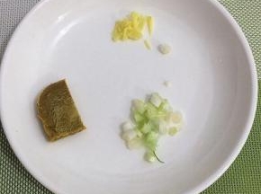 食材：葱姜切成小粒