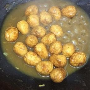 然后放入一碗半水烧开，转小火煮五分钟左右，剩少许的汤汁关火出锅